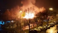 Dramatičan snimak požara u romskom naselju na Bežaniji: Vatrogasci uspeli da obuzdaju stihiju