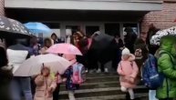Snimak ispred škole u Žarkovu: Roditelji tvrde da decu ne puštaju pre zvona, direktor negira