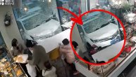 Zakucao se autom direkt u izlog pekare dok su ljudi mirno sedeli i jeli