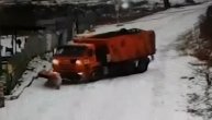 Ni čistačima puteva nije lako: Grtalica proklizala niz zaleđenu padinu