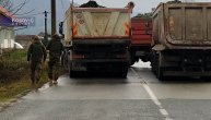 Kamioni blokirali put u mestu Zupče: Meštani i dalje na ulicama