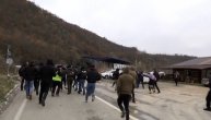 Srbi na skupu na Jarinju probili policijski kordon: Sukob i incident sa policijom