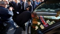Deki prišao i poljubio kovčeg: Poslednji pozdrav za prijatelja i brata