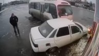 Autobus se zakucao u auto i zalepio ga zid: Čovek koji je stajao pored izbegao smrt za dlaku
