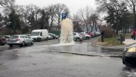 Havarija u Sarajevskoj ulici: Pukao hidrant, voda šiklja kao iz gejzira