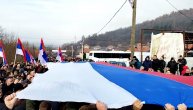 Reke ljudi na ulicama Kosova, viore se Srpske trobojke, pevaju pesme: Snimak sa velikog protesta