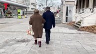 Prelepi video sa BG ulica: Stariji bračni par se šeta držeći za ruke i prkosi zimi