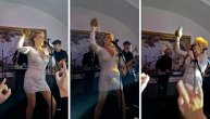 Brena pokazala da je kraljica i kad se šali na svoj račun: Sa ananasom u ruci pevala na nastupu