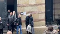 Futa Radulović stigao na sahranu sina Laće: Pre ulaska u kapelu je pomazio sliku na čitulji
