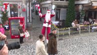 Deda Mrazevi se prošetali na štulama kroz Skadarliju i izmamili osmehe prolaznika