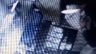 Snimak oružane pljačke u Borči: Razbojnik sa ogromnim nožem trpao novac iz kase u kesu