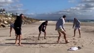 Nole nakon što je "pregazio" Francuza, nikad opušteniji pika fudbalicu na plaži sa svojim timom
