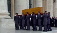 Ceremonija sahrane Benedikta XVI: Skoro 200.000 ljudi odalo je poštu bivšem papi