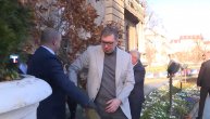 Vučić uneo badnjak u zgradu Predsedništva
