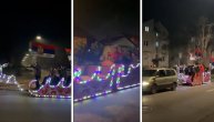 Ovako se proslavlja Badnje veče u Zemun polju: Momci i devojke "ukrali" kočije Deda Mrazu