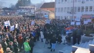 Počeo protest u Štrpcu zbog napada na dečake dok su nosili badnjak za Božić