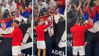 Tako se to radi: Novak prišao navijačima, usledili selfiji, autogrami i ovacije