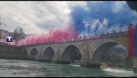 "Dimne bombe" u bojama zastave: Obeležavanje Dana Republike Srpske na mostu u Višegradu