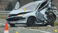 Pežo na auto-putu Miloš Veliki potpuno uništen ali niko nije povređen: Praznična sreća u nesreći