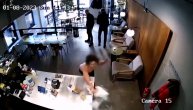 Nezadovoljni gost? Polupao sve po kafiću pa se skinuo go i izašao na ulicu