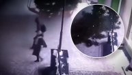 Kad ni za praznike nemaš sreće: Neverovatan snimak pada novogodišnje jelke na prolaznike