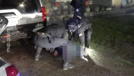 Pohvatali ih po pljusku i bacili u blato: Ispod patosnica prljavog auta pronađen štek s marihuanom