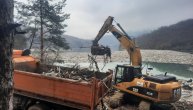 Oko 15.000 kubika bačenog smeća pluta rekom Lim: Čišćenje Potpećkog jezera trajaće danima