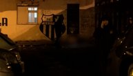 Mesto ubistva pljačkaša na Karaburmi: Policija ga upucala posle pljačke, telo leži na dnu stepeništa