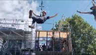 Teniska legenda Džim Kurijer na ziplajnu "proletela" iznad glava ljudi u Melburnu