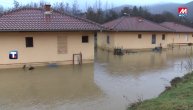 Poplavljena domaćinstva Zubinom Potoku: Žena se bori sa vodenom stihijom