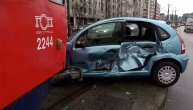 Žestok sudar automobila i tramvaja u Beogradu: Vozač auta bio zaglavljen u vozilu od siline udara