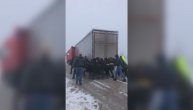 Srbi guraju bugarski šleper na putu kod Mokre Gore: Ujedinili se i pomogli vozaču koji se poprečio