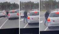 Mahao rukama i unosio se u prozor vozaču, za dlaku izbegnuta tuča: Žustra svađa na pešačkom prelazu
