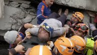 Preživeo zemljotres i zgradu koja je pala na njega: Spasioci izvlače čoveka iz ruševine