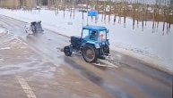 Obilazio traktor koji skreće, pa se isprevrtao: Ko je kriv za ovu nesreću na raskrsnici?