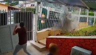 Sedeo je u dvorištu i uživao, a onda je usledio užas: Kamion uleteo u ogradu, jedva se živ spasao