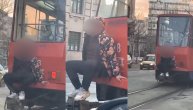 Dete selo na kuku od tramvaja i tako se vozi Beogradom: Prizor koji je prepao sve koji su videli