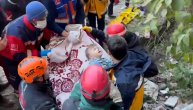 Posle 79 sati, iz ruševina izvučen dvogodišnji dečak: Mališan plače dok ga spasavaju