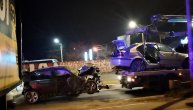Auto smrskan, muškarac poginuo, devojka teško povređena: Stravična nesreća na Zrenjaninskom putu