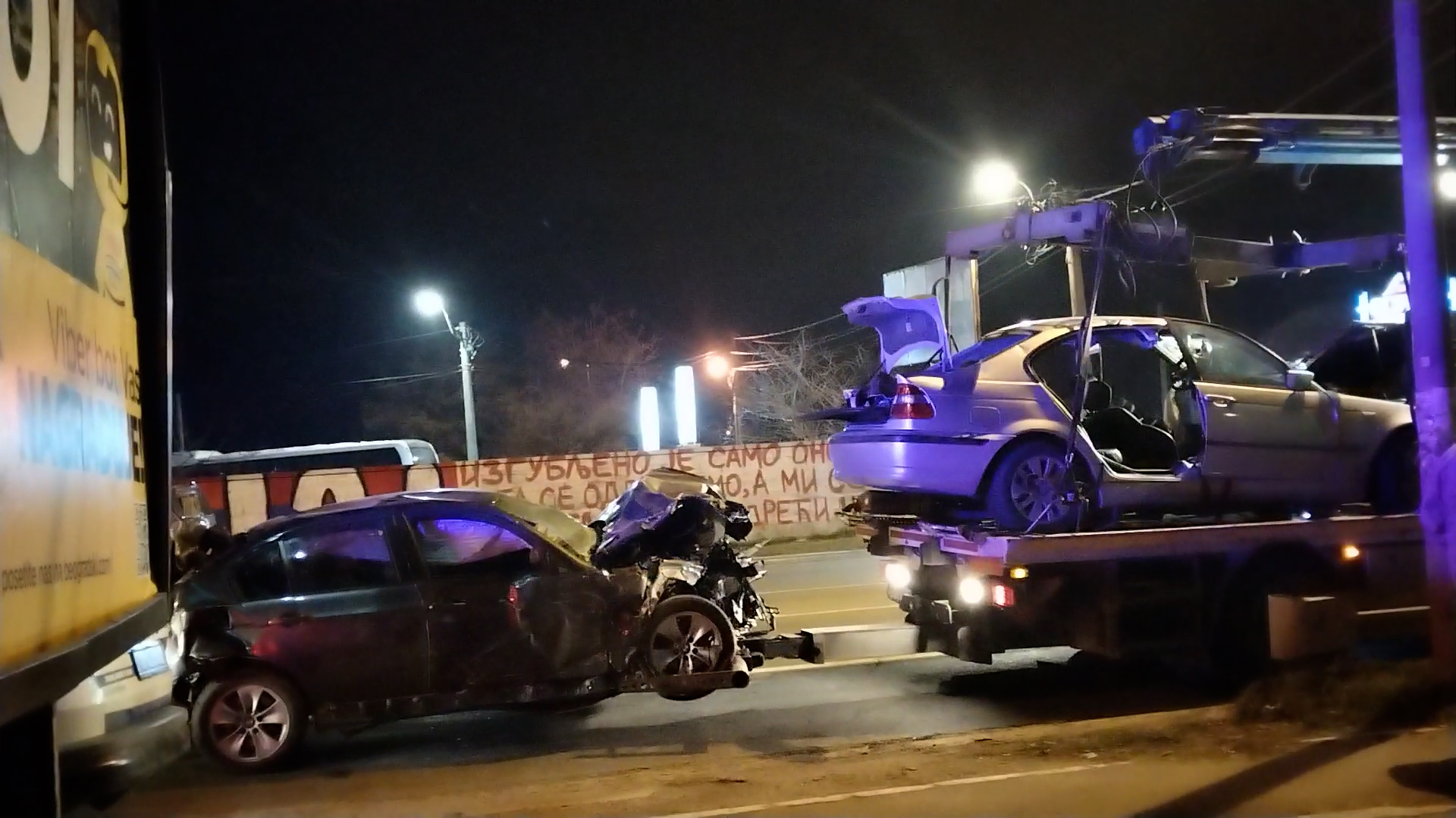 Auto smrskan, muškarac poginuo, devojka teško povređena Stravična nesreća na Zrenjaninskom putu