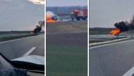 Stravičan požar na auto-putu Beograd-Novi Sad: Plamen guta automobil, gust dim se širi