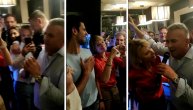 Sve puca od romantike na proslavi Đokovića: Otac Srđan zapevao pesmu za Dijanu, ona mu pokazuje srce