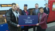 Brnabić i Vesić uručili nagradu 1.500.000-om putniku brzog voza Soko