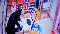 Radnica udarena u glavu, posečena po vratu: Snimak razbojništva u marketu u Zemunu