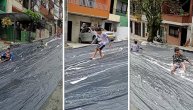 Klinci se klizali niz strmu ulicu, kao da je tobogan: Dečja mašta može svašta