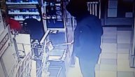 Snimak razbojništva u prodavnici: Izvadio veliki nož i tražio prodavačici da mu da novac iz kase