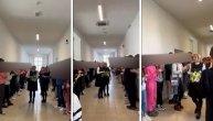 Predivna scena iz novosadske gimnazije: Učenici napravili špalir da isprate direktorku u penziju