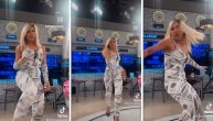 Specijalno za nju dizajnirano: Jovana Jeremić meša pozadinom u kombinezonu s dolarima i njenim likom