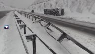 Prevrnuo se autobus albanskih registracija na auto-putu usled snežnih padavina: Jedna osoba poginula