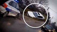 Saobraćajna nezgoda u Kaluđerici: Sudarila se dva automobila, jedan završio u kanalu pored puta